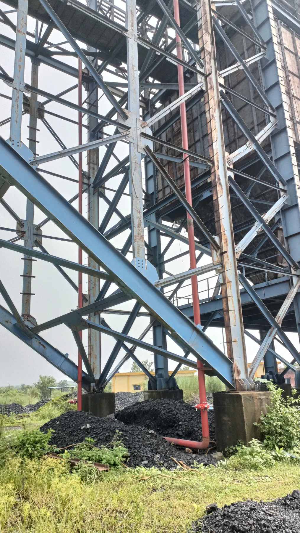 Fire protection riser pipe installed on industrial structural steelwork